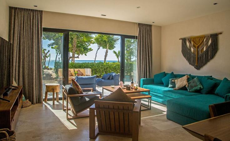 Elegant gestaltetes Wohnzimmer mit moderner Einrichtung in einer Wohnung im Building Tankah 3 M-3 L-49 50 - bt-homes - 1500826 in Dreams Tulum, Dreams Tulum