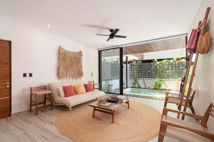 Salle de séjour élégante avec mobilier moderne dans un appartement à Building Aldea Zama - bt-homes - 1647138 à Tulum, Tulum Salle de séjour élégante avec mobilier moderne dans un appartement à Building Aldea Zama - bt-homes - 1647138 à Tulum, Tulum