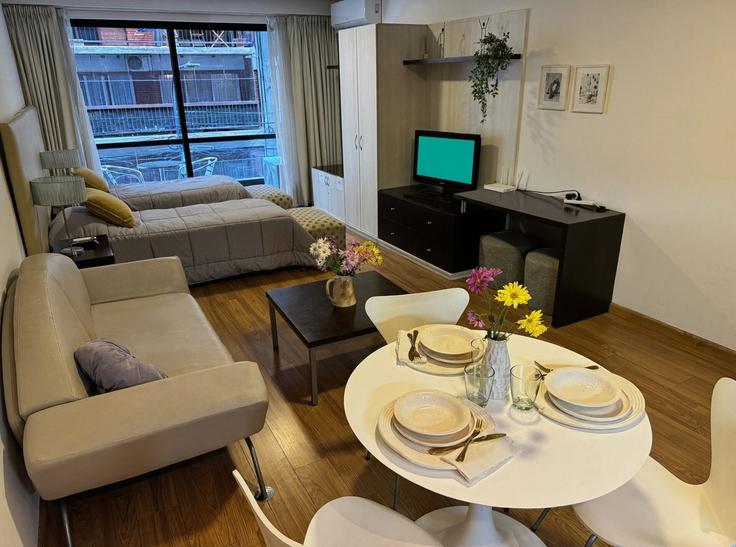 Elegant gestaltetes Wohnzimmer mit moderner Einrichtung in einer Wohnung im Building José Andrés Pacheco de Melo 1859 - bt-homes - 1500928 in Buenos Aires, Buenos Aires Elegant gestaltetes Wohnzimmer mit moderner Einrichtung in einer Wohnung im Building José Andrés Pacheco de Melo 1859 - bt-homes - 1500928 in Buenos Aires, Buenos Aires