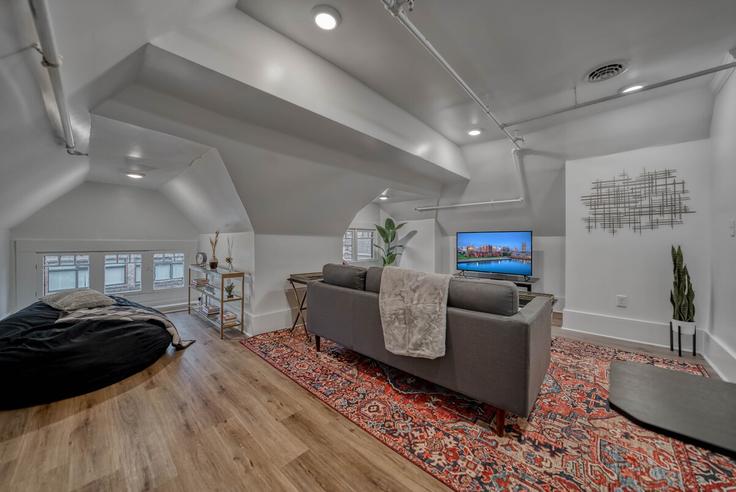 Buffalo, Buffalo에 위치한 Building Franklin Street - buffalo-corporate-housing-llc - 1467441 유닛의 세련된 인테리어가 돋보이는 거실 Buffalo, Buffalo에 위치한 Building Franklin Street - buffalo-corporate-housing-llc - 1467441 유닛의 세련된 인테리어가 돋보이는 거실