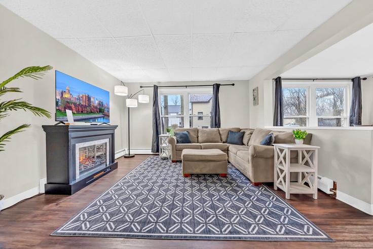 Hamburg HamburgのBuilding Camp Road - buffalo-corporate-housing-llc - 1473303のアパートメントにある、モダンな家具を備えたエレガントなデザインのリビングルーム