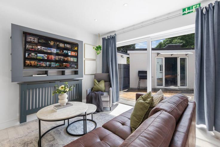 Elegant gestaltetes Wohnzimmer mit moderner Einrichtung in einer Wohnung im Building Newnham Gardens - buffalo-stays-1 - 1625107 in London Borough of Ealing, Northolt Elegant gestaltetes Wohnzimmer mit moderner Einrichtung in einer Wohnung im Building Newnham Gardens - buffalo-stays-1 - 1625107 in London Borough of Ealing, Northolt
