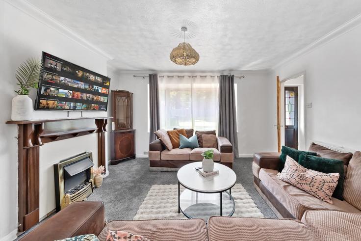 Building Rivermead Road - buffalo-stays-1 - 1625591 adresindeki bir dairede modern mobilyalarla zarif bir şekilde tasarlanmış oturma odası Surrey Heath District, Camberley