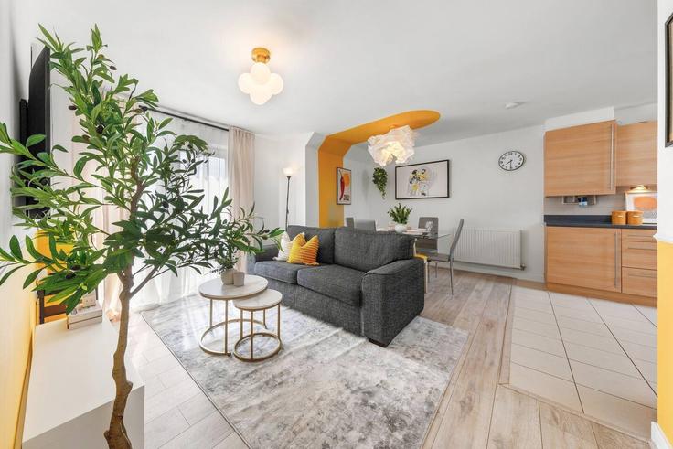 London Borough of Hillingdon, Hayes에 위치한 Building Albacore Way - buffalo-stays-1 - 1625592 유닛의 세련된 인테리어가 돋보이는 거실 London Borough of Hillingdon, Hayes에 위치한 Building Albacore Way - buffalo-stays-1 - 1625592 유닛의 세련된 인테리어가 돋보이는 거실