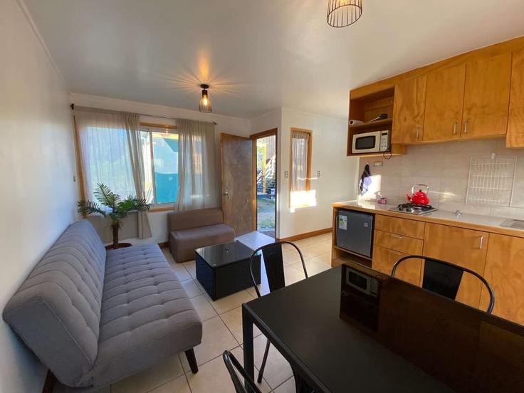 Building Los Almendros - buho-property - 1359946 adresindeki bir dairede modern mobilyalarla zarif bir şekilde tasarlanmış oturma odası Casablanca, Quintay