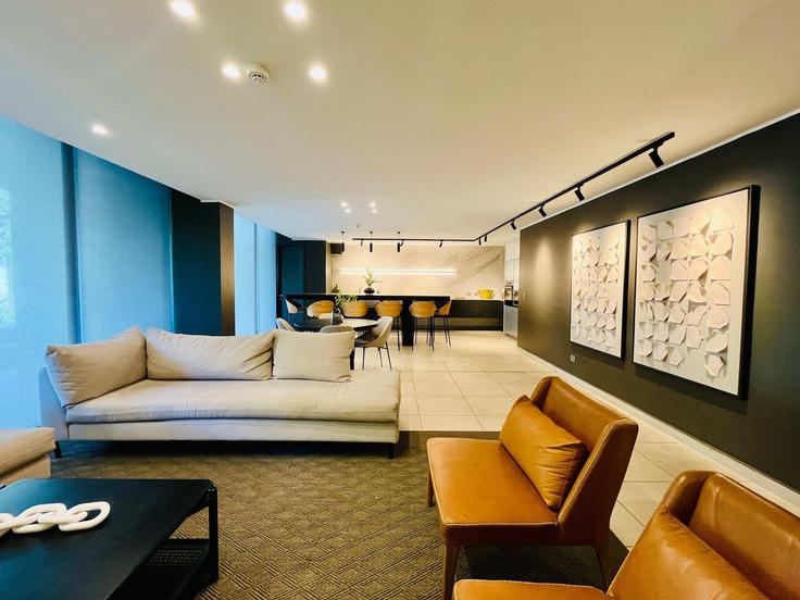 Elegante sala de estar con mobiliario moderno en un apartamento en Building Las Tranqueras - buho-property - 1359976 en Las Condes, Santiago