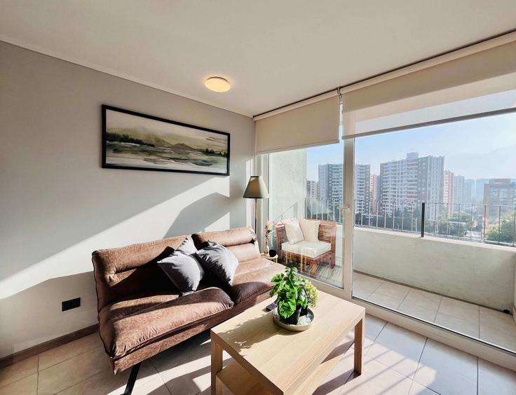 La Florida, Santiago에 위치한 Building Calle Pudeto - buho-property - 1359960 유닛의 세련된 인테리어가 돋보이는 거실 La Florida, Santiago에 위치한 Building Calle Pudeto - buho-property - 1359960 유닛의 세련된 인테리어가 돋보이는 거실