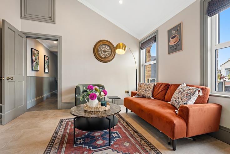 Elegante sala de estar con mobiliario moderno en un apartamento en Building Trinity Road - buonomo-hosting-ltd - 1531095 en London Borough of Merton, London Elegante sala de estar con mobiliario moderno en un apartamento en Building Trinity Road - buonomo-hosting-ltd - 1531095 en London Borough of Merton, London