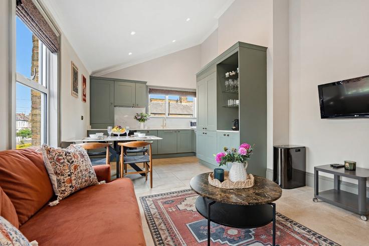 Elegante sala de estar con mobiliario moderno en un apartamento en Building Queen's Road - buonomo-hosting-ltd - 1526941 en London Borough of Merton, London Elegante sala de estar con mobiliario moderno en un apartamento en Building Queen's Road - buonomo-hosting-ltd - 1526941 en London Borough of Merton, London