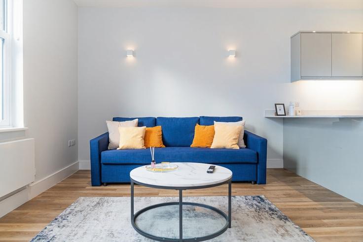Sala de estar elegantemente projetada com móveis modernos em um apartamento no Building Clement Road - buonomo-hosting-ltd - 1513878 em London Borough of Merton, London