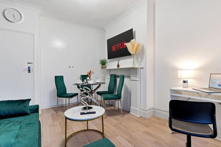 Elegante sala de estar con mobiliario moderno en un apartamento en Building Stanthorpe Road - bwp - 1231571 en London Borough of Lambeth, London