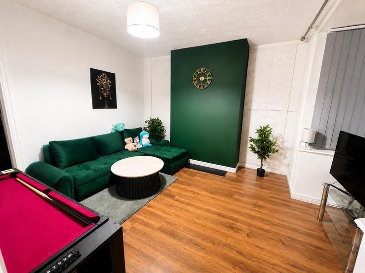 Elegant gestaltetes Wohnzimmer mit moderner Einrichtung in einer Wohnung im Building Nel Pan Lane - bwp - 1625059 in Metropolitan Borough of Wigan, Leigh Elegant gestaltetes Wohnzimmer mit moderner Einrichtung in einer Wohnung im Building Nel Pan Lane - bwp - 1625059 in Metropolitan Borough of Wigan, Leigh