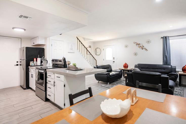 Sala de estar elegantemente projetada com móveis modernos em um apartamento no Building Nevada 593 - c-e-island-enterprise-llc - 1585223 em Paradise, Paradise