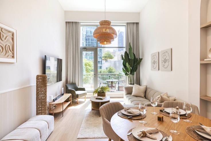 Elegant gestaltetes Wohnzimmer mit moderner Einrichtung in einer Wohnung im Building Boulevard Central, Tower 1 - caabi-boutique-homes - 1496872 in Burj Khalifa, Dubai Elegant gestaltetes Wohnzimmer mit moderner Einrichtung in einer Wohnung im Building Boulevard Central, Tower 1 - caabi-boutique-homes - 1496872 in Burj Khalifa, Dubai