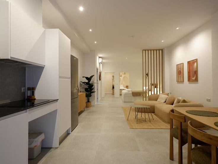 València JesúsのBuilding Carrer de Santander - cabanyal-estate - 1439433のアパートメントにある、モダンな家具を備えたエレガントなデザインのリビングルーム