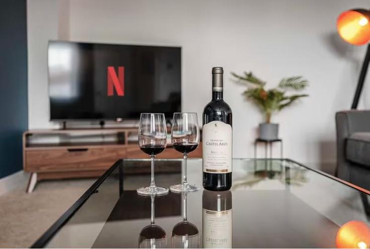 Building Leopard Gardens - caboose-property-management-ltd - 1365891 adresindeki bir dairede modern mobilyalarla zarif bir şekilde tasarlanmış oturma odası City of Colchester, Colchester Building Leopard Gardens - caboose-property-management-ltd - 1365891 adresindeki bir dairede modern mobilyalarla zarif bir şekilde tasarlanmış oturma odası City of Colchester, Colchester