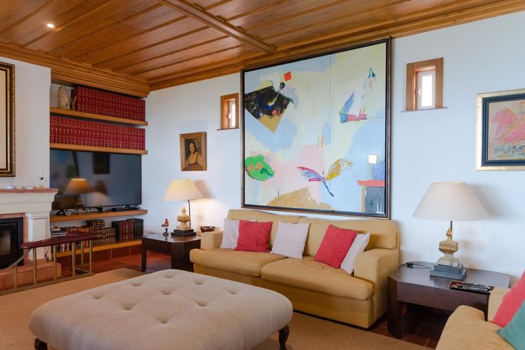 Salle de séjour élégante avec mobilier moderne dans un appartement à Building Largo do Cemitério - cadenzaluxury - 1263888 - LIS à Colares, Colares