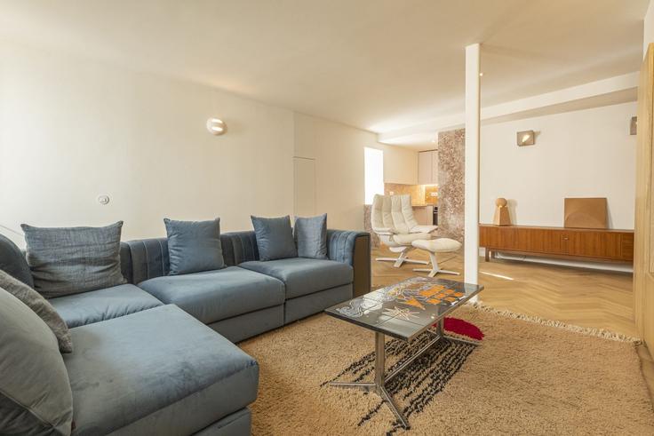 Elegant gestaltetes Wohnzimmer mit moderner Einrichtung in einer Wohnung im Building Rua Fernandes Tomás - cadenzaluxury - 1263858 - LIS in Misericórdia, Lisbon