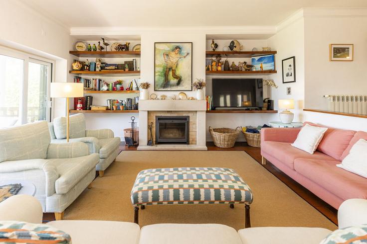 Salle de séjour élégante avec mobilier moderne dans un appartement à Building Rua da Lagoa de Baixo - cadenzaluxury - 1263878 - LIS à Colares, Colares