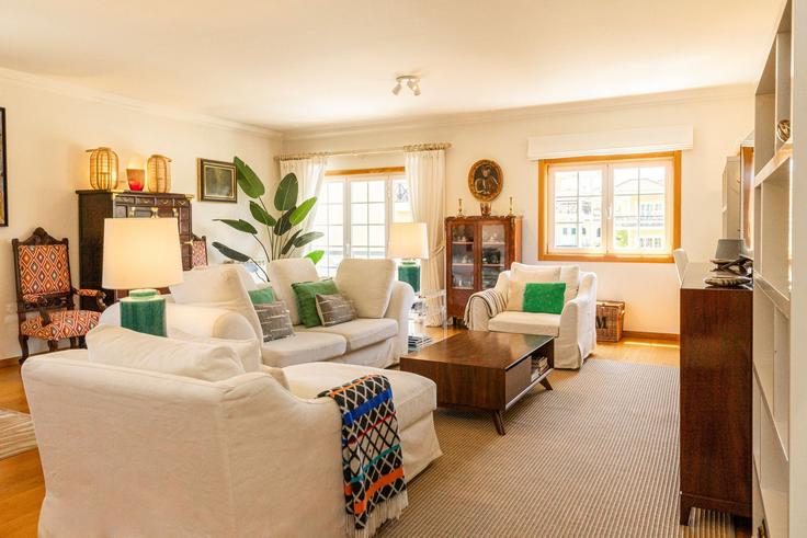 Salle de séjour élégante avec mobilier moderne dans un appartement à Building Rua Mato das Cruzadas - cadenzaluxury - 1395318 à União das freguesias de Sintra (Santa Maria e São Miguel, São Martinho e São Pedro de Penaferrim), Sintra Salle de séjour élégante avec mobilier moderne dans un appartement à Building Rua Mato das Cruzadas - cadenzaluxury - 1395318 à União das freguesias de Sintra (Santa Maria e São Miguel, São Martinho e São Pedro de Penaferrim), Sintra