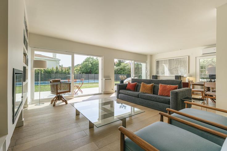Elegante sala de estar con mobiliario moderno en un apartamento en Building Rua Mato da Mina - cadenzaluxury - 1570085 en União das freguesias de Sintra (Santa Maria e São Miguel, São Martinho e São Pedro de Penaferrim), Sintra Elegante sala de estar con mobiliario moderno en un apartamento en Building Rua Mato da Mina - cadenzaluxury - 1570085 en União das freguesias de Sintra (Santa Maria e São Miguel, São Martinho e São Pedro de Penaferrim), Sintra