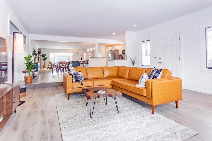 Sala de estar elegantemente projetada com móveis modernos em um apartamento no Building North 15th Avenue - calitana-properties-llc - 1359691 em Bozeman, Bozeman