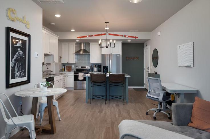 Bozeman, Bozeman에 위치한 Building Sartain Street - calitana-properties-llc - 1359678 유닛의 세련된 인테리어가 돋보이는 거실