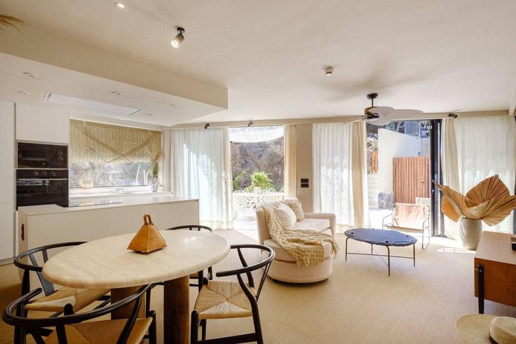 Elegante sala de estar con mobiliario moderno en un apartamento en Building Calle San Miguel - calmastays - 1343736 en Oasis del Sur, Oasis del Sur