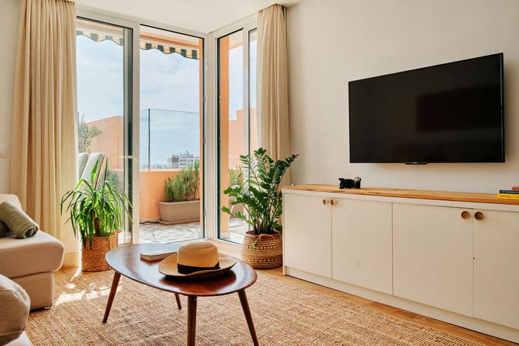 Elegante sala de estar con mobiliario moderno en un apartamento en Building Avenida J.M. Galván Bello - calmastays - 1343734 en Oasis del Sur, Oasis del Sur