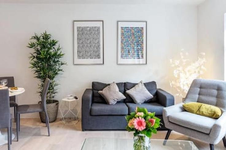 Building Bourlet Close - calton-living-ltd-1 - 1514146 adresindeki bir dairede modern mobilyalarla zarif bir şekilde tasarlanmış oturma odası City of Westminster, London