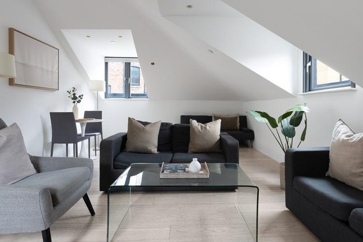 Elegant gestaltetes Wohnzimmer mit moderner Einrichtung in einer Wohnung im Building Bourlet Close - calton-living-ltd-1 - 1514145 in City of Westminster, London