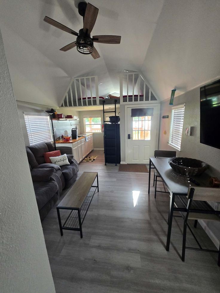 Sala de estar elegantemente projetada com móveis modernos em um apartamento no Building Shahan Prairie Road - campfirecove - 1584723 em Little Elm, Little Elm