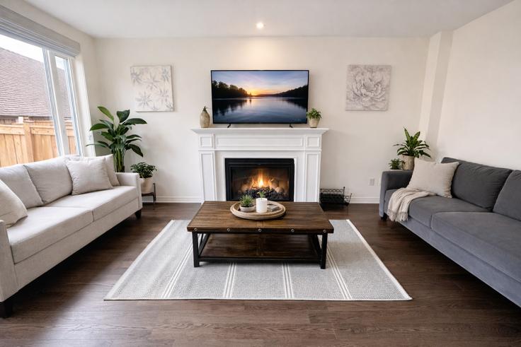 Elegant gestaltetes Wohnzimmer mit moderner Einrichtung in einer Wohnung im Building Donald Stewart Road - canterra-stays - 1698396 in Brampton, Brampton Elegant gestaltetes Wohnzimmer mit moderner Einrichtung in einer Wohnung im Building Donald Stewart Road - canterra-stays - 1698396 in Brampton, Brampton