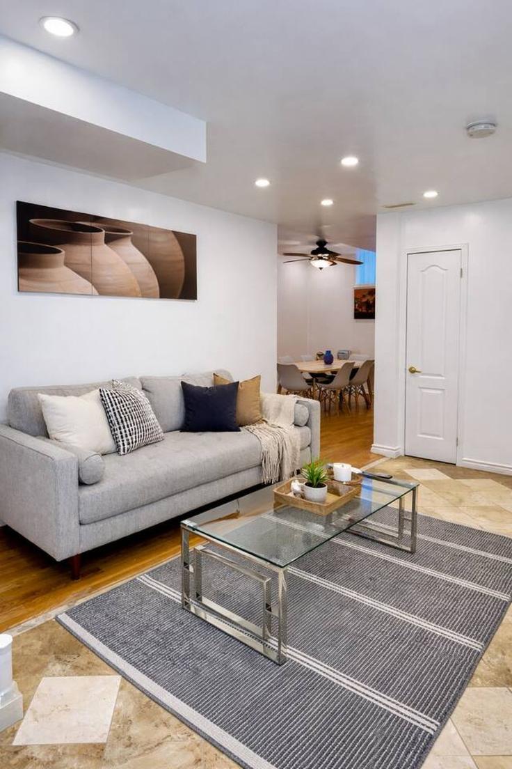 Elegant gestaltetes Wohnzimmer mit moderner Einrichtung in einer Wohnung im Building Concorde Drive - canterra-stays - 1698400 in Brampton, Brampton Elegant gestaltetes Wohnzimmer mit moderner Einrichtung in einer Wohnung im Building Concorde Drive - canterra-stays - 1698400 in Brampton, Brampton