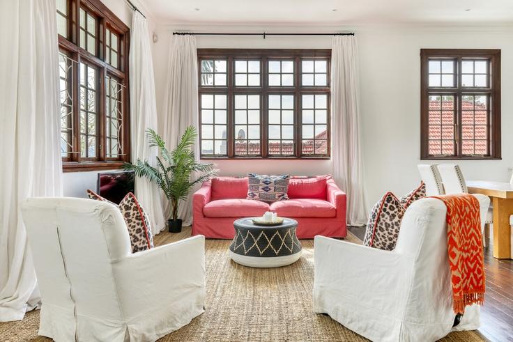 Salle de séjour élégante avec mobilier moderne dans un appartement à Building Virginia Avenue - cape-plantations - 1626760 à De Waterkant, Cape Town Salle de séjour élégante avec mobilier moderne dans un appartement à Building Virginia Avenue - cape-plantations - 1626760 à De Waterkant, Cape Town