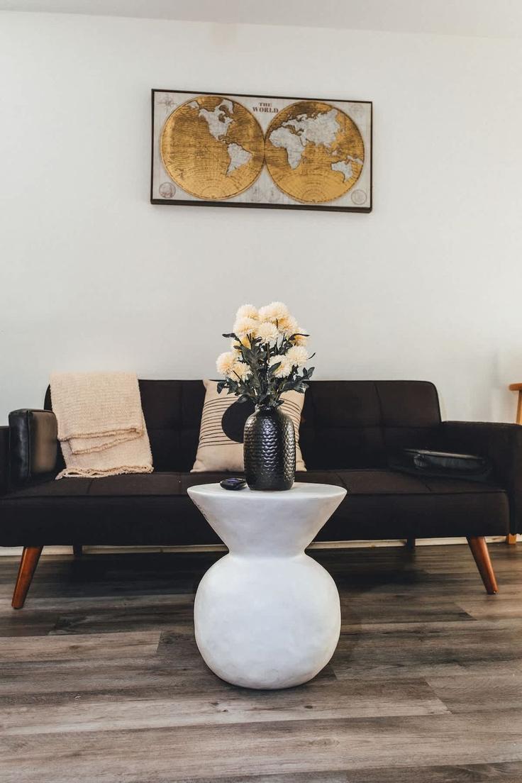 Building Rhode Island Avenue Northeast - capital-city-stays - 1388280 adresindeki bir dairede modern mobilyalarla zarif bir şekilde tasarlanmış oturma odası Washington, Washington