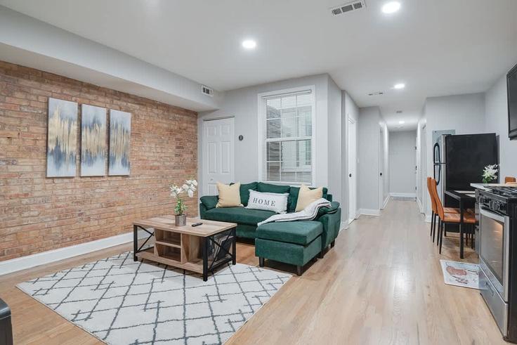 Washington, Washington에 위치한 Building Raum Street Northeast - capital-city-stays - 1388282 유닛의 세련된 인테리어가 돋보이는 거실