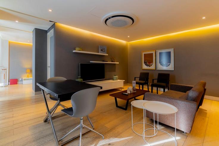 Elegant gestaltetes Wohnzimmer mit moderner Einrichtung in einer Wohnung im Building Desierto de los Leones - capitalia - 1018005 in Mexico City, Mexico City