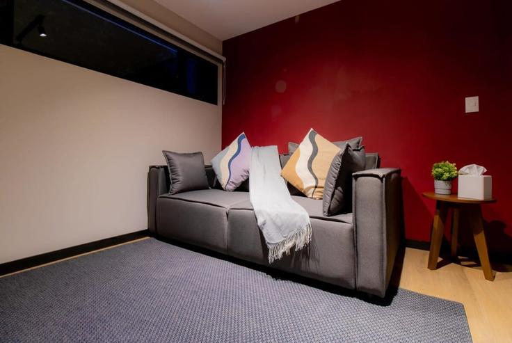 Elegante sala de estar con mobiliario moderno en un apartamento en Building Avenida José Martí - capitalia - 1018040 en Mexico City, Mexico City
