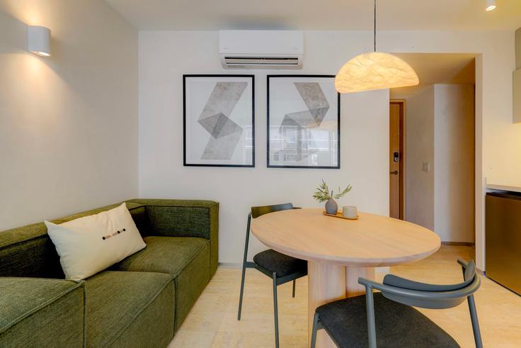 Salle de séjour élégante avec mobilier moderne dans un appartement à Building Edgar Allan Poe - capitalia - 1018103 à Mexico City, Mexico City