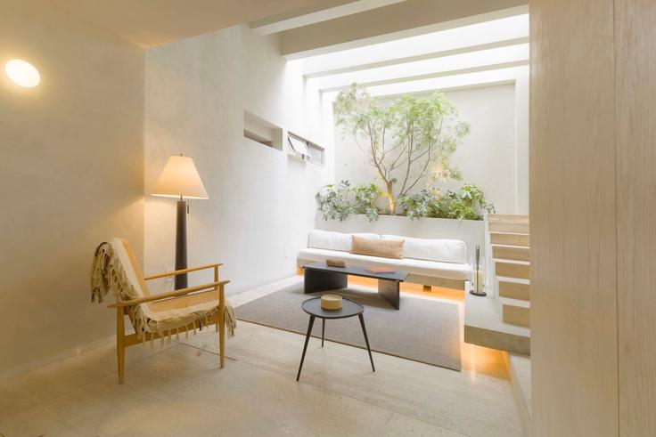 Elegant gestaltetes Wohnzimmer mit moderner Einrichtung in einer Wohnung im Building Edgar Allan Poe - capitalia - 1018096 in Mexico City, Mexico City