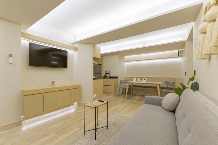 Salle de séjour élégante avec mobilier moderne dans un appartement à Building Avenida Homero - capitalia - 1018090 à Mexico City, Mexico City