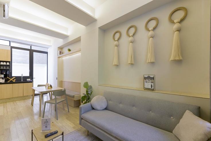 Salle de séjour élégante avec mobilier moderne dans un appartement à Building Avenida Homero - capitalia - 1018087 à Mexico City, Mexico City