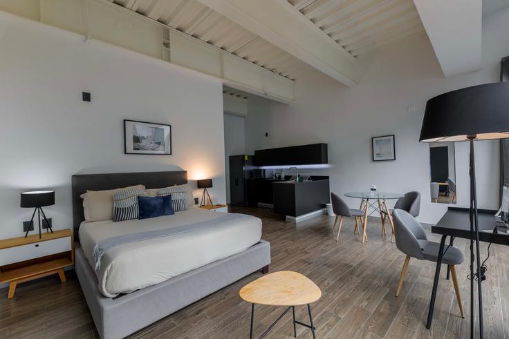 Elegante sala de estar con mobiliario moderno en un apartamento en Building Avenida Independencia - capitalia - 1018016 en Mexico City, Mexico City Elegante sala de estar con mobiliario moderno en un apartamento en Building Avenida Independencia - capitalia - 1018016 en Mexico City, Mexico City