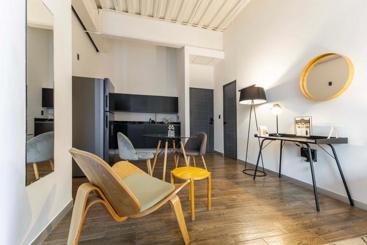 Elegant gestaltetes Wohnzimmer mit moderner Einrichtung in einer Wohnung im Building Avenida Independencia - capitalia - 1018015 in Mexico City, Mexico City