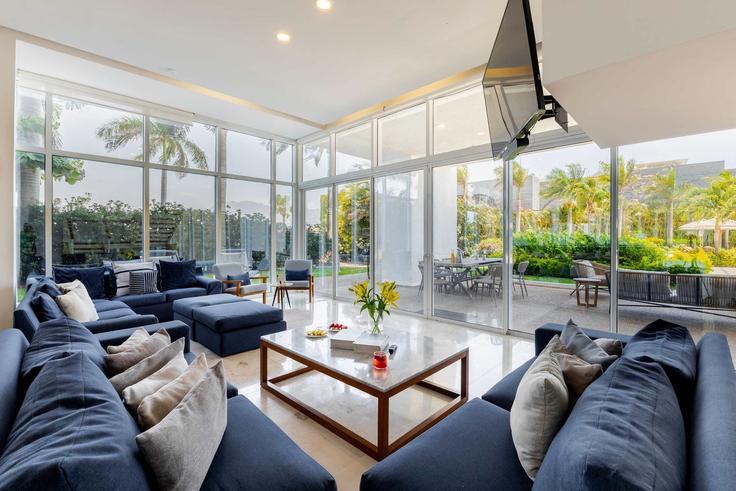 Building Avenida Paseo de la Marina Sur - capitalia - 1018010 adresindeki bir dairede modern mobilyalarla zarif bir şekilde tasarlanmış oturma odası Puerto Vallarta, Puerto Vallarta