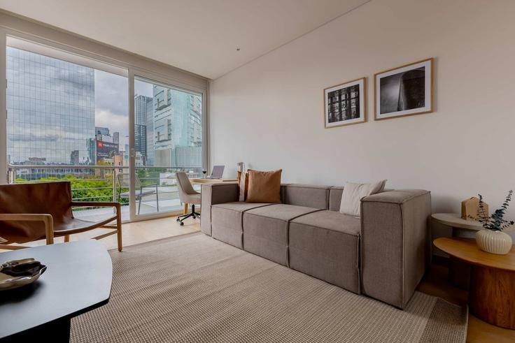 Elegante sala de estar con mobiliario moderno en un apartamento en Building Hamburgo - capitalia - 1286422 en Mexico City, Mexico City Elegante sala de estar con mobiliario moderno en un apartamento en Building Hamburgo - capitalia - 1286422 en Mexico City, Mexico City