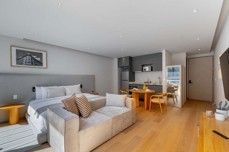 Elegante sala de estar con mobiliario moderno en un apartamento en Building Hamburgo - capitalia - 1286417 en Mexico City, Mexico City Elegante sala de estar con mobiliario moderno en un apartamento en Building Hamburgo - capitalia - 1286417 en Mexico City, Mexico City