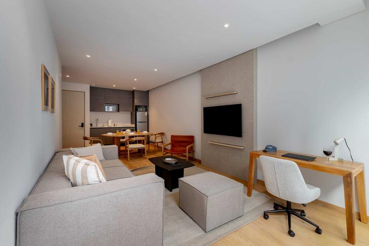 Elegant gestaltetes Wohnzimmer mit moderner Einrichtung in einer Wohnung im Building Hamburgo - capitalia - 1639120 in Mexico City, Mexico City Elegant gestaltetes Wohnzimmer mit moderner Einrichtung in einer Wohnung im Building Hamburgo - capitalia - 1639120 in Mexico City, Mexico City