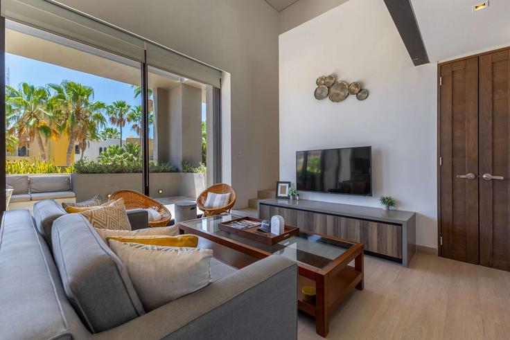 Salle de séjour élégante avec mobilier moderne dans un appartement à Building Paseo de La Marina - capitalia - 1639100 à Cabo San Lucas, Cabo San Lucas Salle de séjour élégante avec mobilier moderne dans un appartement à Building Paseo de La Marina - capitalia - 1639100 à Cabo San Lucas, Cabo San Lucas